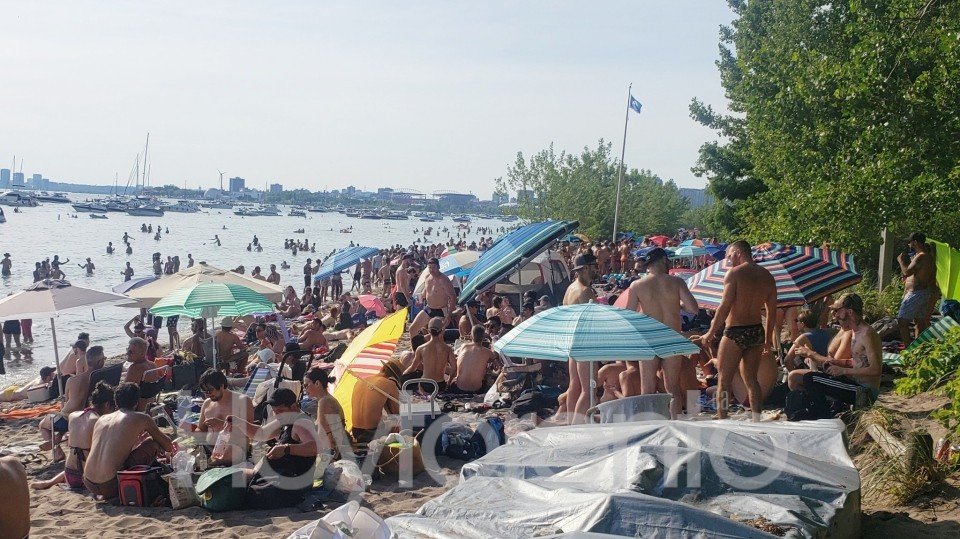 Fotos de la abarrotada playa de Toronto