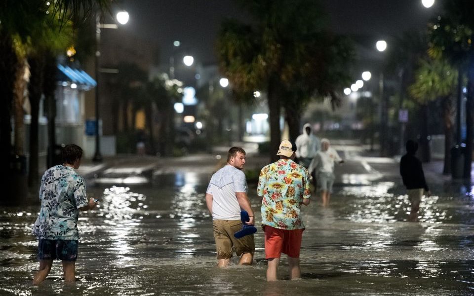 Huracán Isaías toca tierra en Carolina del Norte
