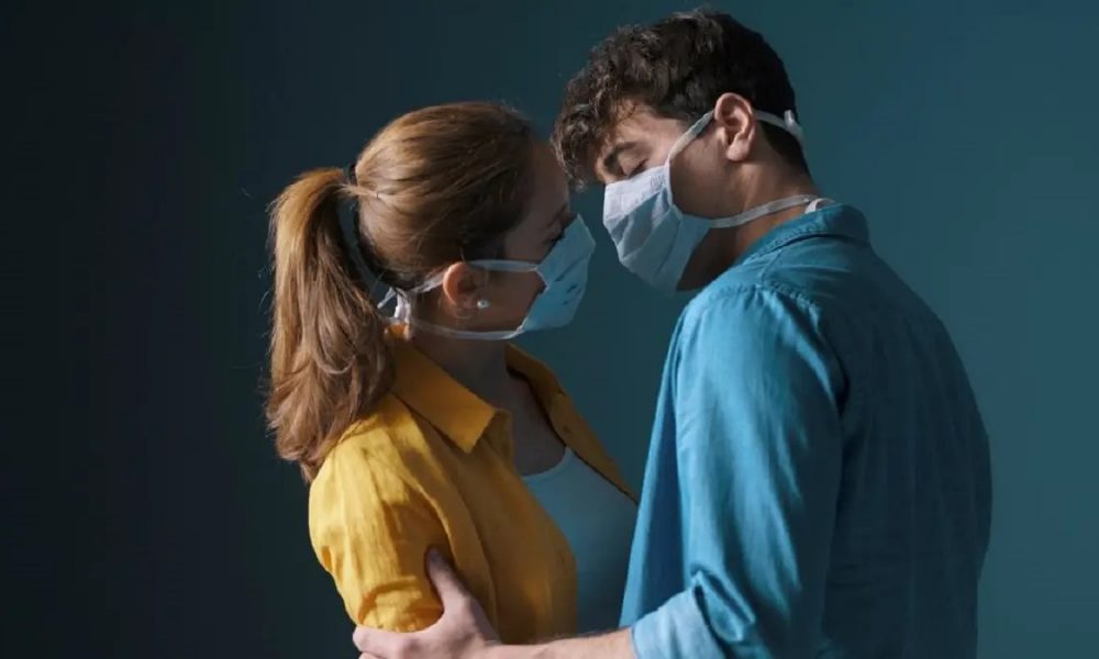 El sexo, sin besos y con mascarilla, según la directora médica de Canadá