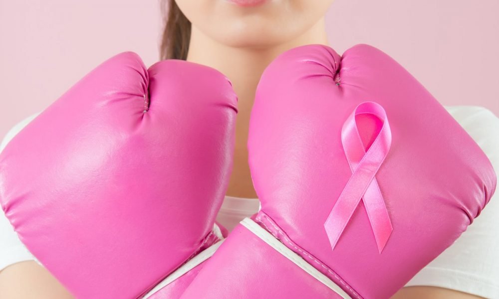 ¿Cómo saber si un bulto en el seno es canceroso?