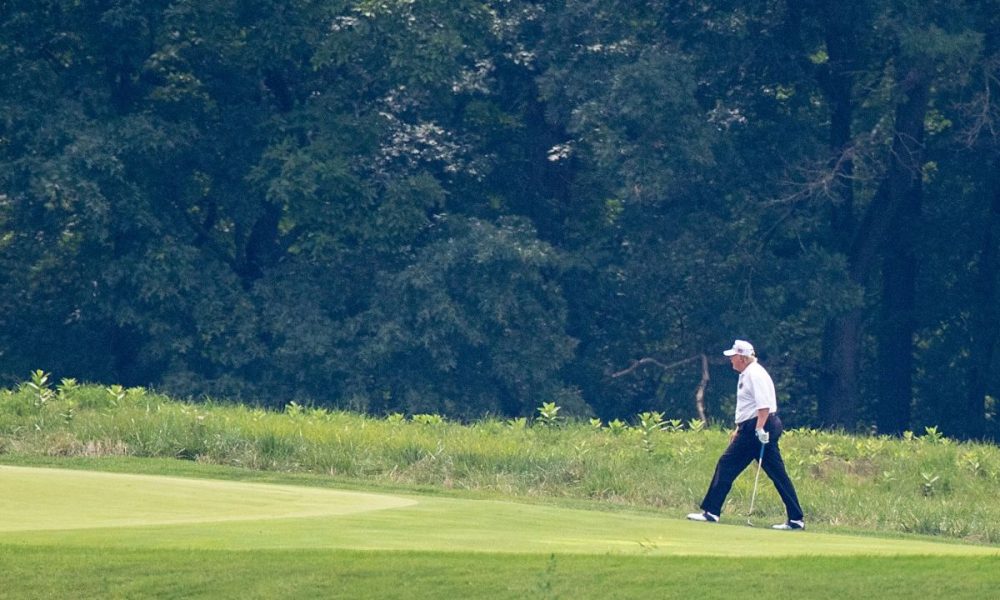 Trump vuelve a jugar golf