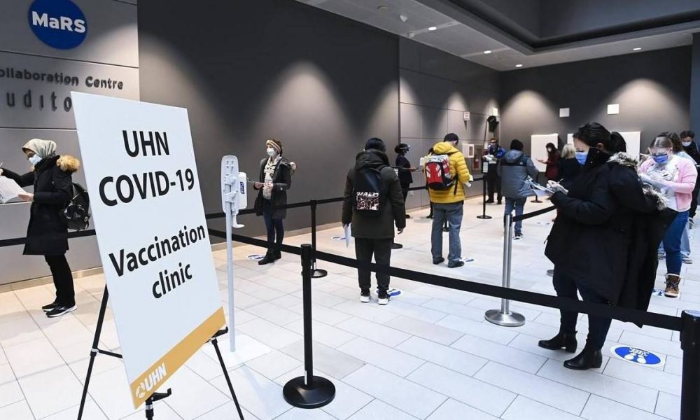 Están llegando muchas personas de otras ciudades a vacunarse en Toronto