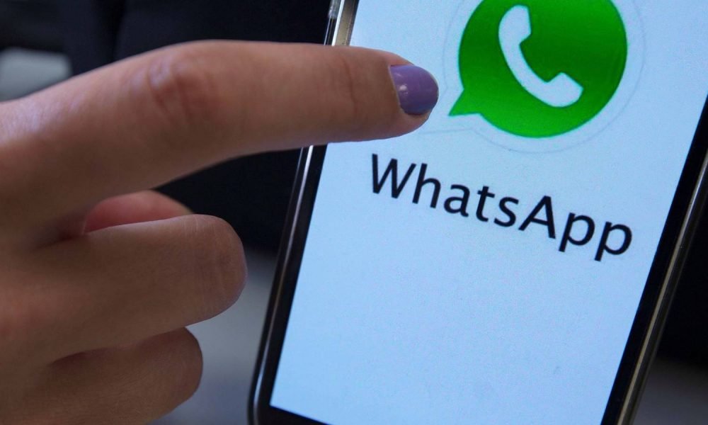 Descubren a un profesor que vendía respuestas del examen por WhatsApp