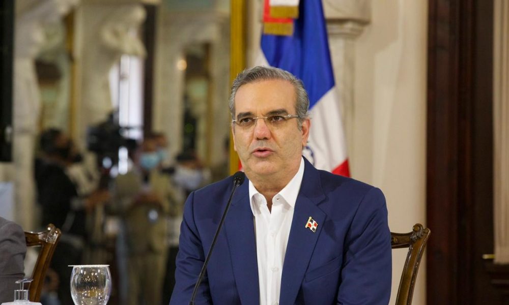 Abinader quita de dos plumazos a 36 funcionarios del exterior, algunos con más de 16 años