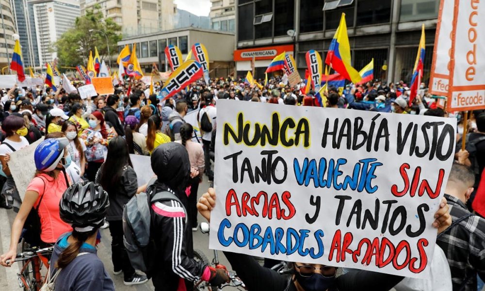 Colombianos siguen protestas en las calles