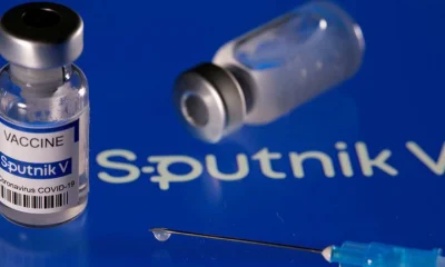 Vial etiquetado como "vacuna contra la enfermedad del coronavirus Sputnik V (COVID-19)" (Reuters)