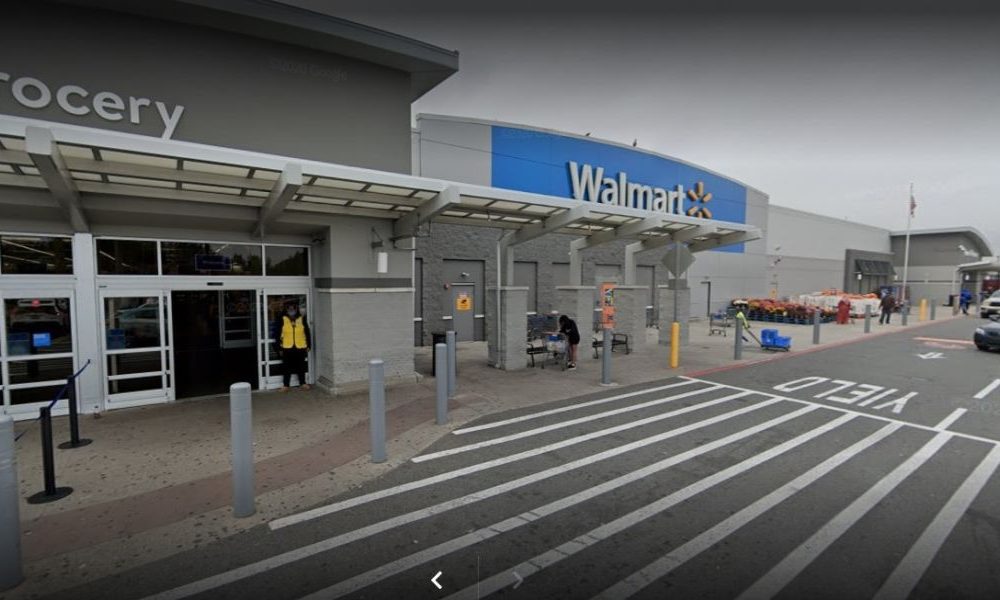 Ataque con machete provocó estampida en Walmart.