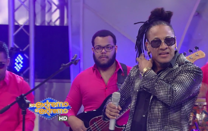 El mismo Krisspy junto a su banda en Vivo.