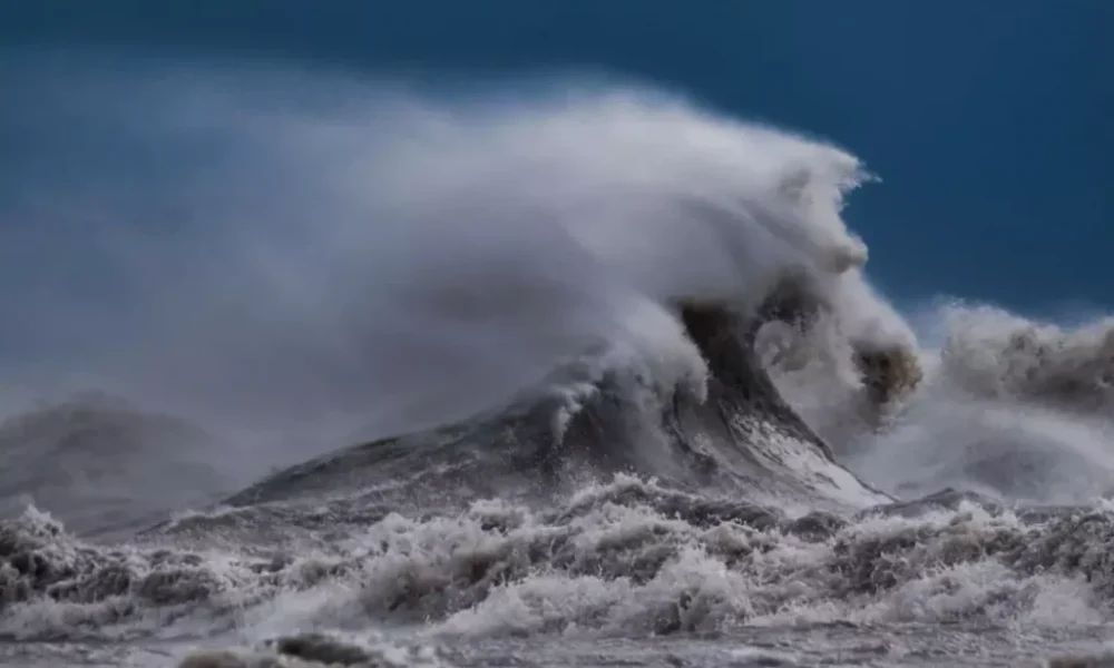 Aparece extraño rostro en oleaje en lago de Canadá