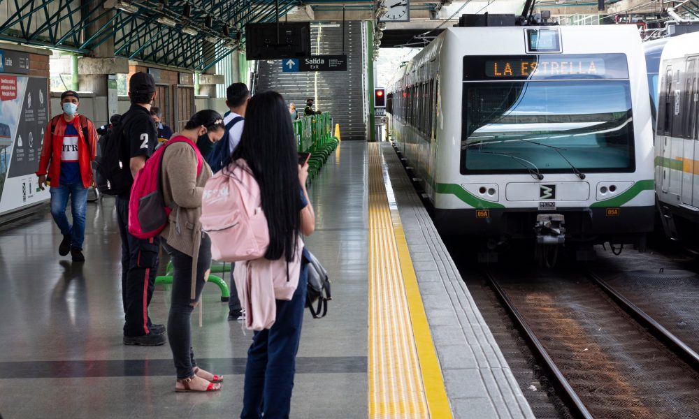 Denuncian que un hombre que se masturbó en el metro de Medellín para acosar sexualmente a una pasajera