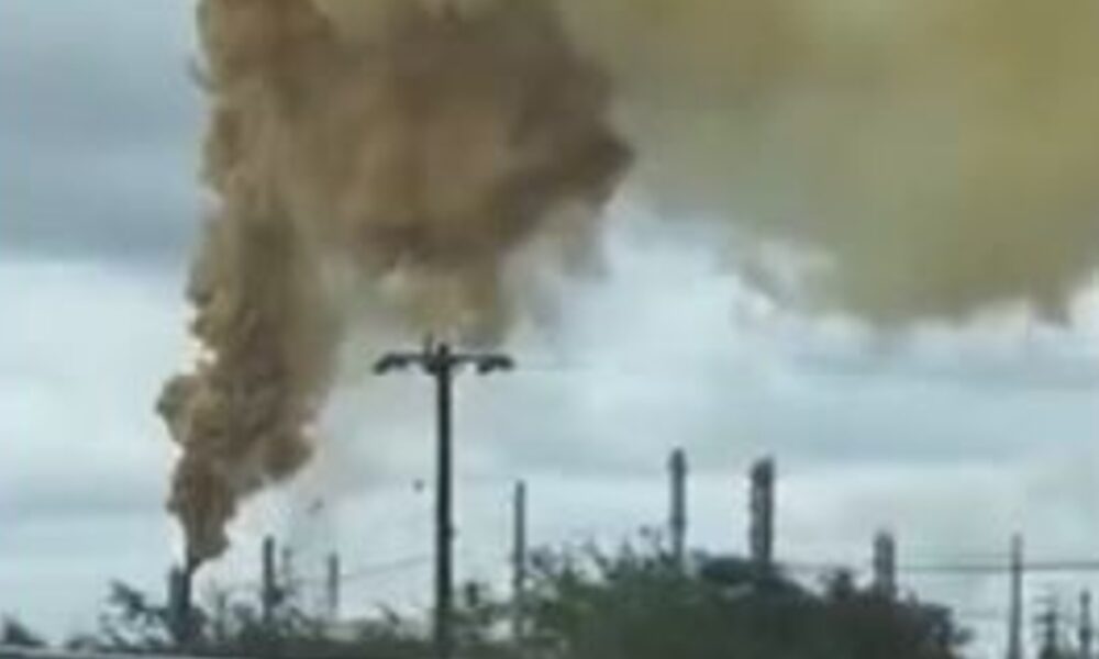 Pemex aseguró que columna de humo en Cadereyta fue un desfogue controlado; Samuel García no descartó clausura