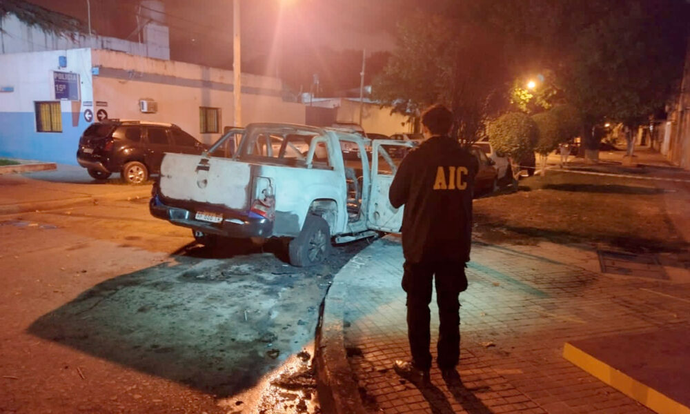 “Dejen de agarrar plata”: sicarios incendiaron un patrullero en Rosario y dejaron una amenaza para los policías