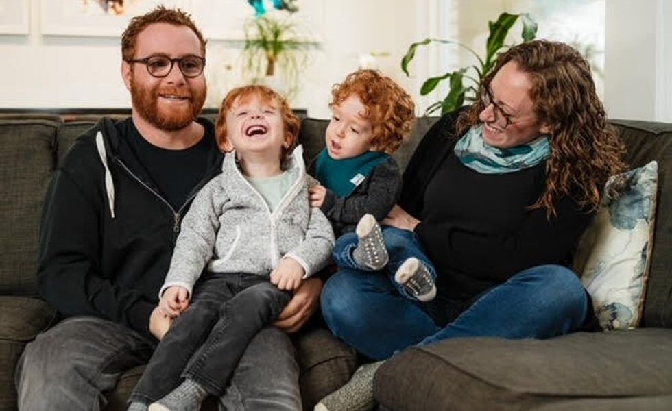 Una mamá de Ontario está recaudando fondos para el trastorno que alerta la vida de su hijo y así es como usted puede ayudar