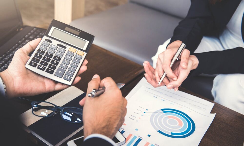 Estos 6 trabajos remotos de Ontario le pagarán hasta $ 120 por hora sin un título