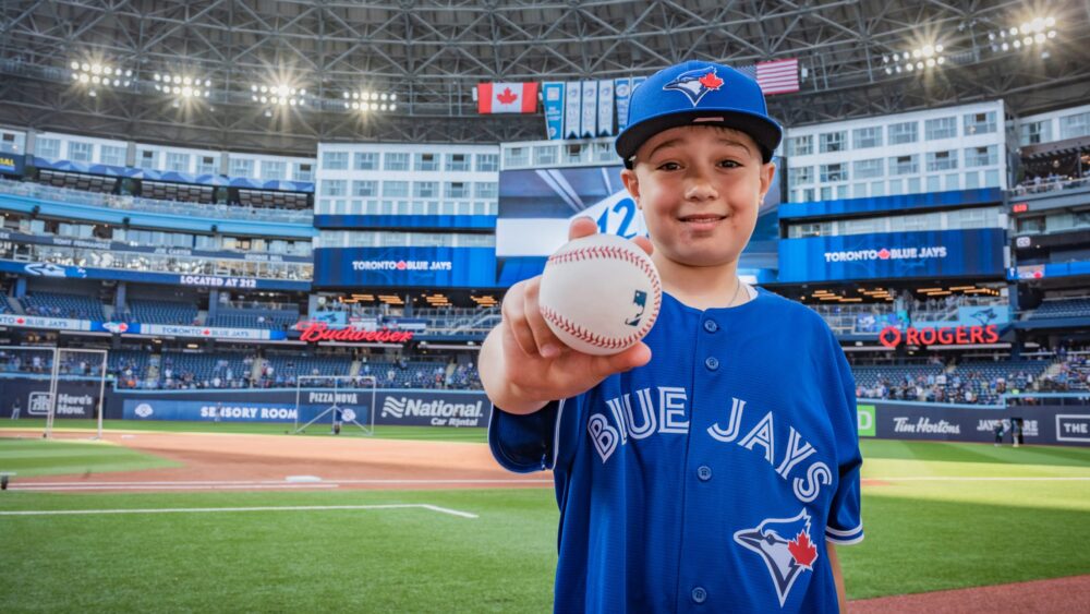 José Bautista y Manuel Guevara: home-run para la niñes en el Rogers Centre.