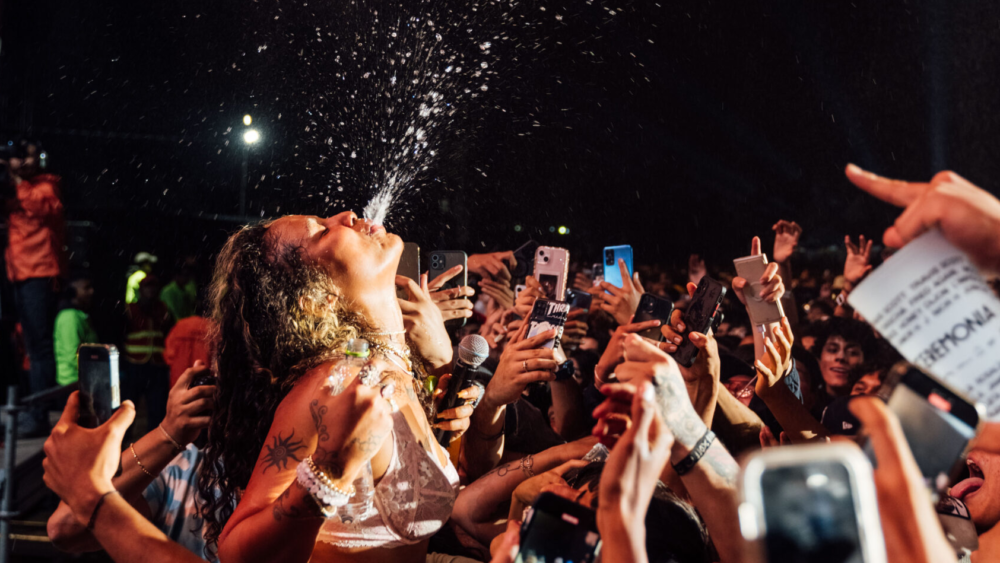 Tokischa se presenta frente al City Hall de Toronto.