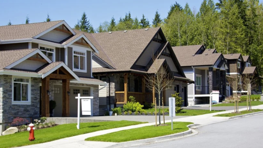 Canadienses, los que más compran bienes raíces en EEUU