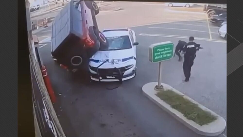 Hombre arrestado por Embestir Patrullas en brampton