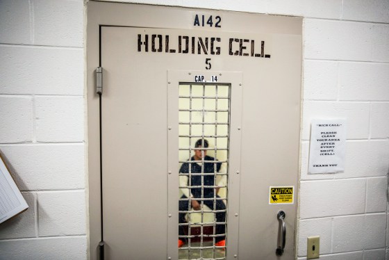 Oficial de ICE Confeso abusar de mujer bajos custodia.