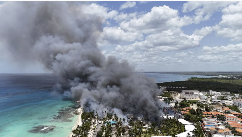 Incendio masivo en hotel de República Dominicana provoca evacuación urgente