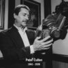 Peter Cullen sosteniendo el casco de Optimus Prime en una fotografía en blanco y negro