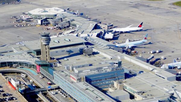 Vista aérea del aeropuerto Montréal-Trudeau y su plataforma