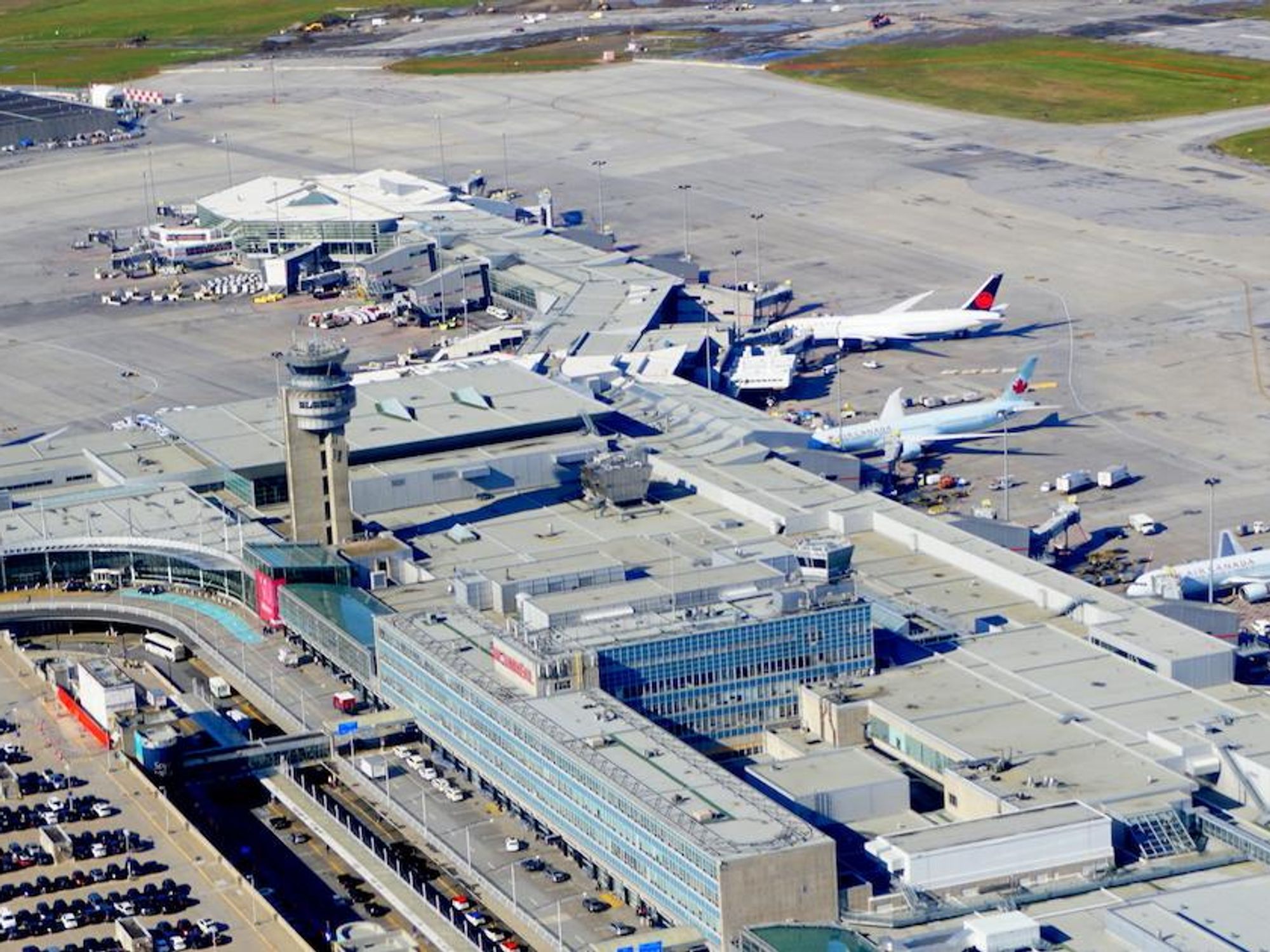Vista aérea del aeropuerto Montréal-Trudeau y su plataforma