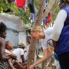 Beyoncé durante una visita humanitaria