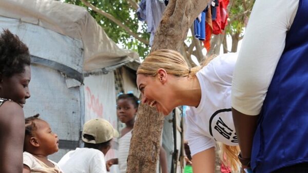 Beyoncé durante una visita humanitaria