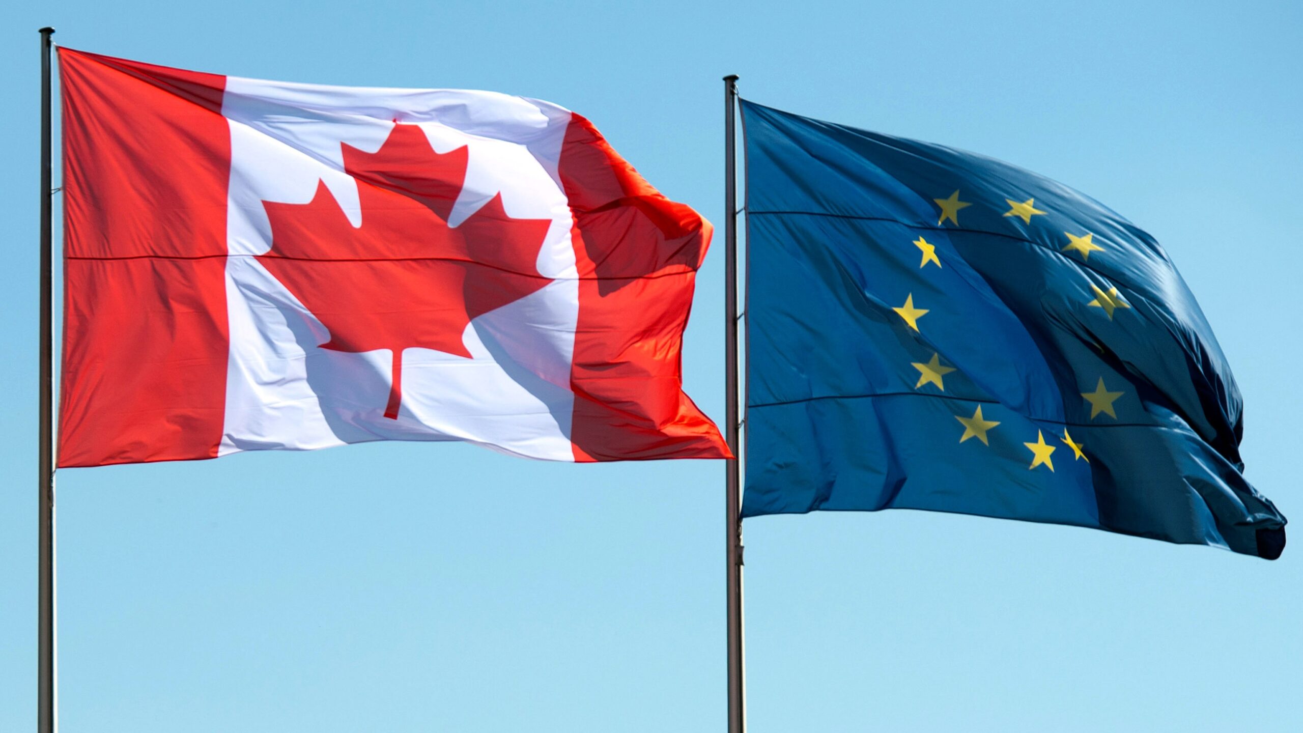 Banderas de Canadá y la Unión Europea