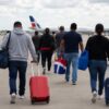 Viajeros dominicanos en un aeropuerto durante un proceso de repatriación