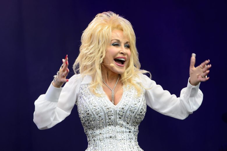 Dolly Parton sonríe durante una presentación sobre el escenario