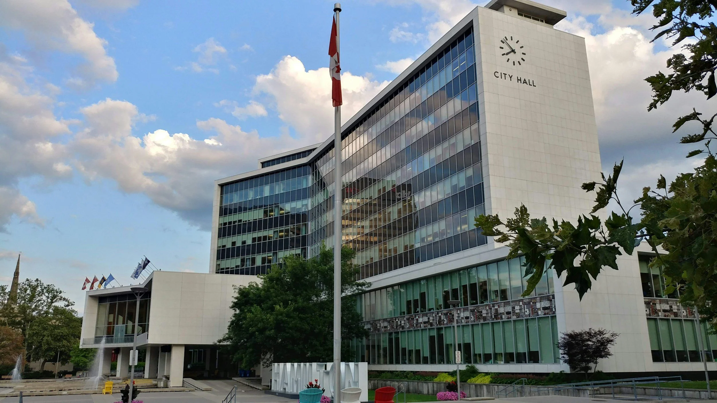 Hamilton City Hall durante la campaña de las elecciones municipales de 2026