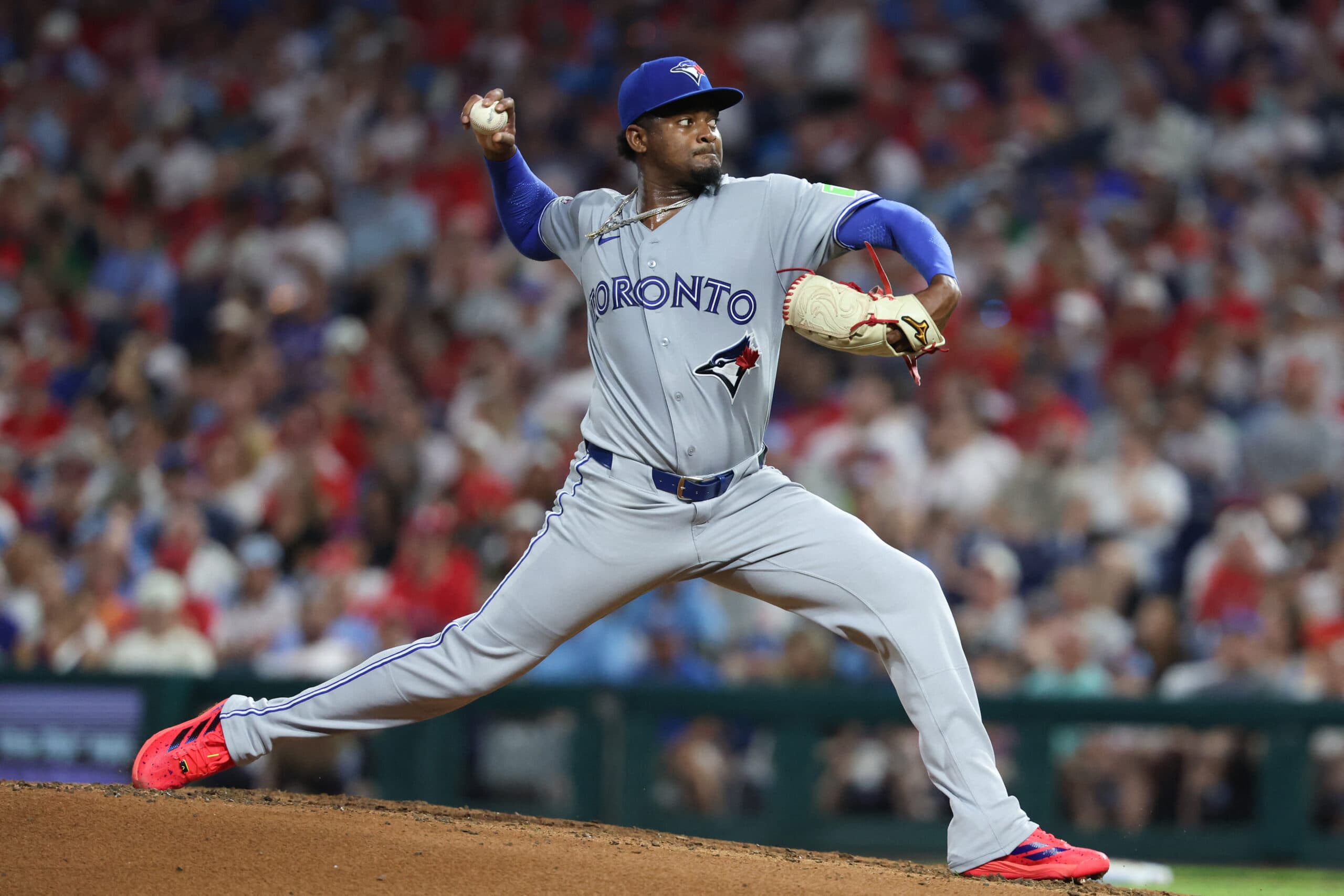 José Soriano lanzando con los Toronto Blue Jays