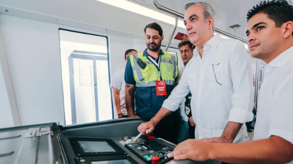 Luis Abinader durante una prueba del Monorriel de Santiago