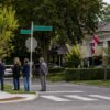 Residentes reunidos en una esquina residencial de Ottawa