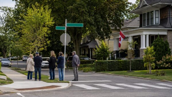 Residentes reunidos en una esquina residencial de Ottawa