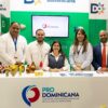 Representantes de ProDominicana promoviendo productos dominicanos en una feria comercial