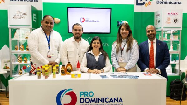 Representantes de ProDominicana promoviendo productos dominicanos en una feria comercial