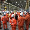 Trabajadores con equipo de seguridad dentro de una planta industrial en Hamilton