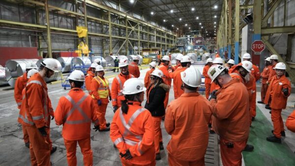 Trabajadores con equipo de seguridad dentro de una planta industrial en Hamilton