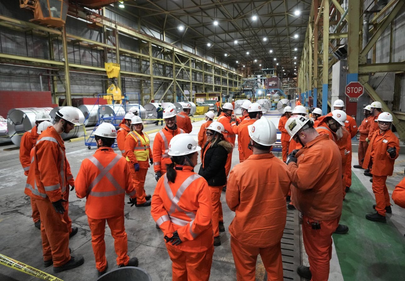 Trabajadores con equipo de seguridad dentro de una planta industrial en Hamilton