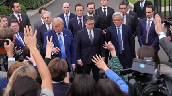 Donald Trump junto a líderes tecnológicos durante reunión sobre inteligencia artificial en la Casa Blanca