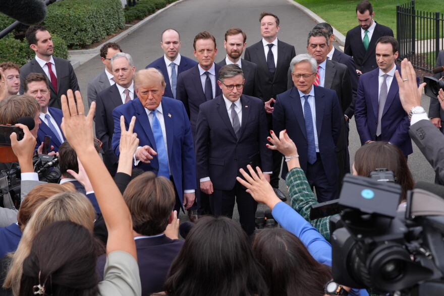 Donald Trump junto a líderes tecnológicos durante reunión sobre inteligencia artificial en la Casa Blanca