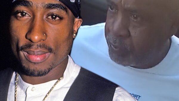 Tupac Shakur posa junto a una figura de cera