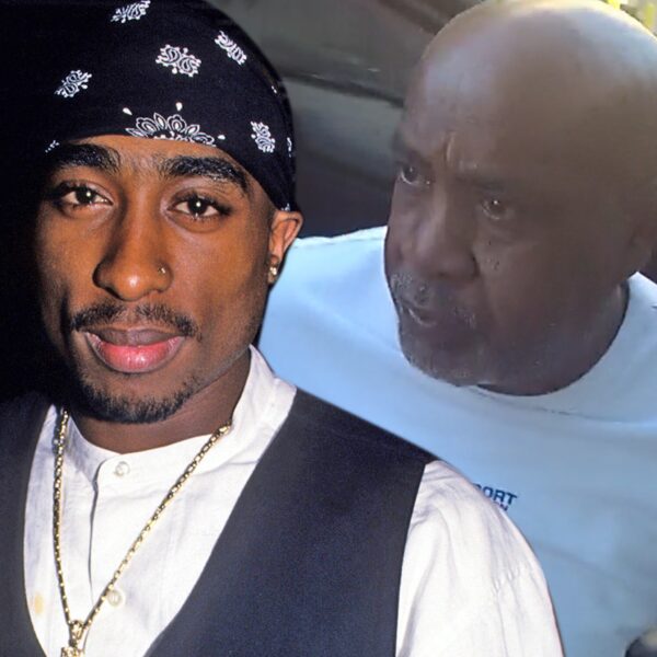Tupac Shakur posa junto a una figura de cera