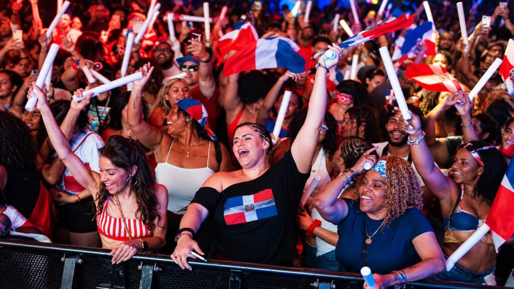 Público celebrando Dominican at 9AM en Toronto