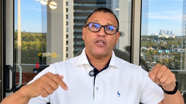 Presentador comentando la postemporada de las Grandes Ligas