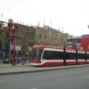 Tranvía rojo y blanco de la TTC circulando por Toronto.