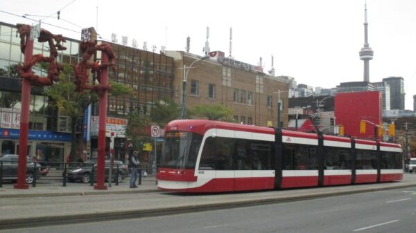 Tranvía rojo y blanco de la TTC circulando por Toronto.